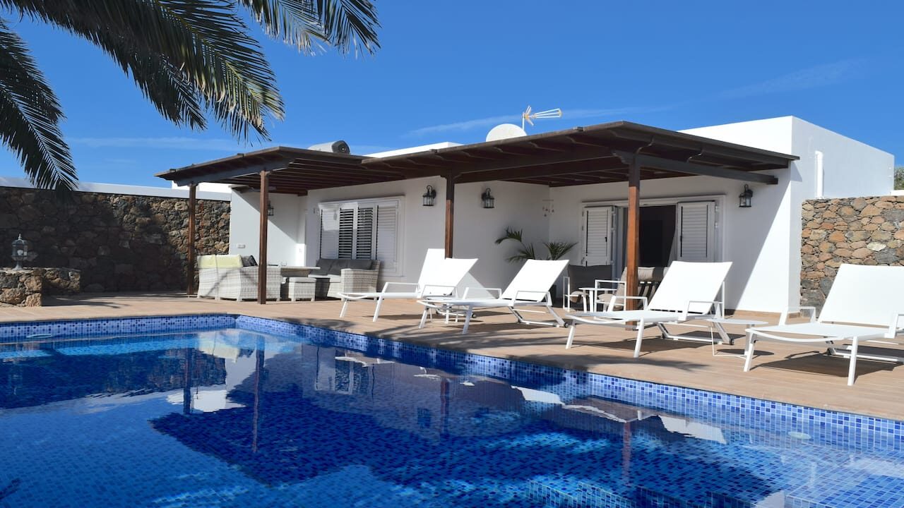 Detached villa with pool, guest house and garages near the centre of Playa Blanca