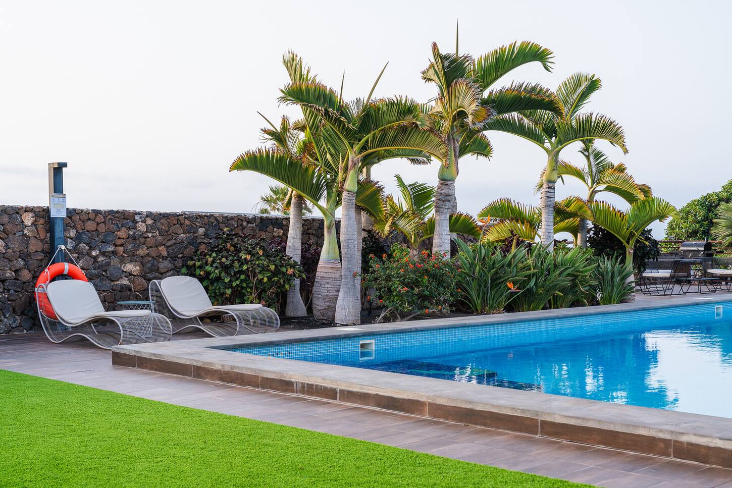 Piscina y terrazas